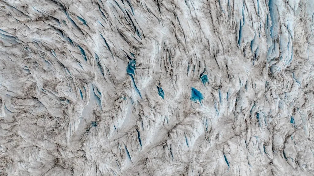 Arktisz SVALBARD, ARCTIC OCEAN - JULY 21: An aerial view of Svalbard and surrounding glaciers during the 4th National Arctic Scientific Research Expedition on Arctic Ocean on July 21, 2024. Turkiye's fourth National Arctic Scientific Research Expedition, comprising an 11-member team, identified the decreasing sea ice due to global climate change through sampling, evaluation, observation and unmanned aerial vehicles. Under the auspices of the Turkish Presidency and Ministry of Industry and Technology, and coordinated by TUBITAK MAM Polar Research Institute, scientists observed the a decrease in sea ice as much as 1 in 8 of Turkiye's size from June 2023 to 2024. Sebnem Coskun / Anadolu (Photo by Sebnem Coskun / ANADOLU / Anadolu via AFP)