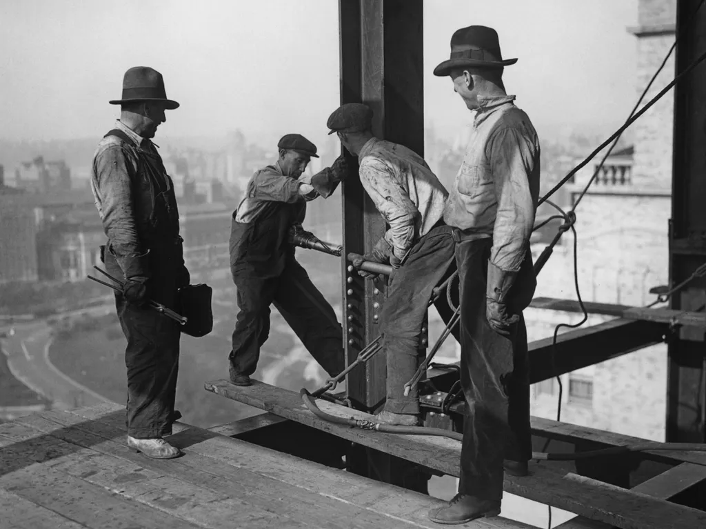Az első felhőkarcolók építése,  A rivetting team at work on the steel frame of a skyscraper, circa 1930. (Photo by FPG/Hulton Archive/Getty Images)