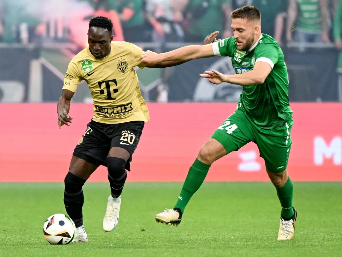 Fradi Budapest, 2024. május 15.A paksi Lenzsér Bence (j) és a ferencvárosi Adama Traoré a labdarúgó MOL Magyar Kupa döntőjében, a Paksi FC - Ferencvárosi TC mérkőzésen a Puskás Arénában 2024. május 15-én.MTI/Illyés Tibor