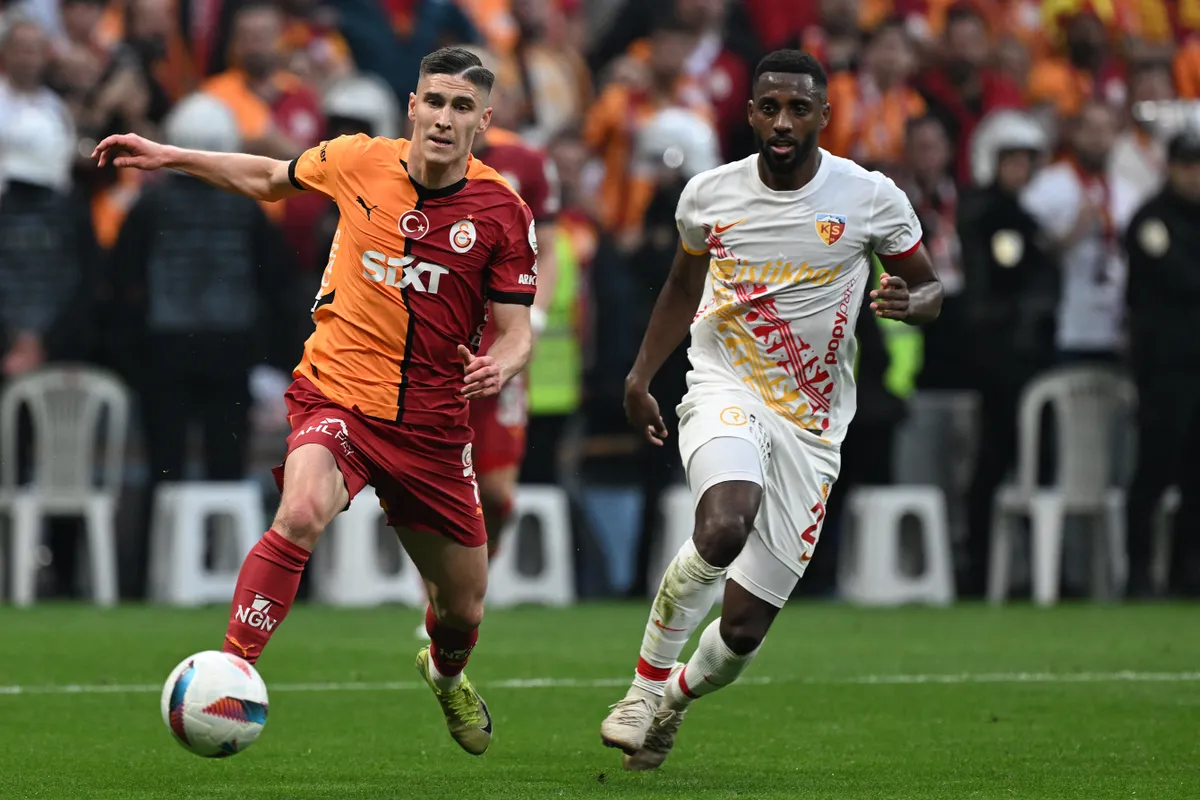 ISTANBUL, TURKIYE - MAY 18: Roland Sallai (L) of Galatasaray in action against Lionel Jules Carole (R) of Bellona Kayserispor during the Turkish Super Lig week 36 football match between Galatasaray and Bellona Kayserispor at RAMS Park in Istanbul, Turkiye, on May 18, 2025. Ahmet Okatali / Anadolu (Photo by Ahmet Okatali / ANADOLU / Anadolu via AFP)