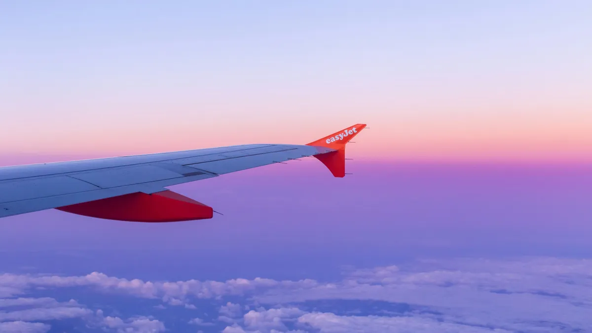 Őrjöngő utas miatt kellett kényszerleszállást végrehajtania az easyJet egyik járatának