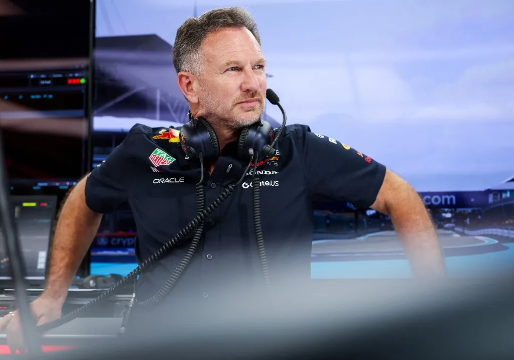Christian Horner, Forma-1 MIAMI, FLORIDA - MAY 04: Max Verstappen of the Netherlands and Oracle Red Bull Racing looks on in the garage prior to the F1 Grand Prix of Miami at Miami International Autodrome on May 04, 2025 in Miami, Florida.   Mark Thompson/Getty Images/AFP (Photo by Mark Thompson / GETTY IMAGES NORTH AMERICA / Getty Images via AFP)