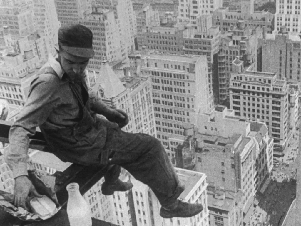 Az első felhőkarcolók építése,  circa 1930:  A worker pauses for a sandwich, resting on a girder during the construction of a skycraper.  (Photo by Hulton Archive/Getty Images)