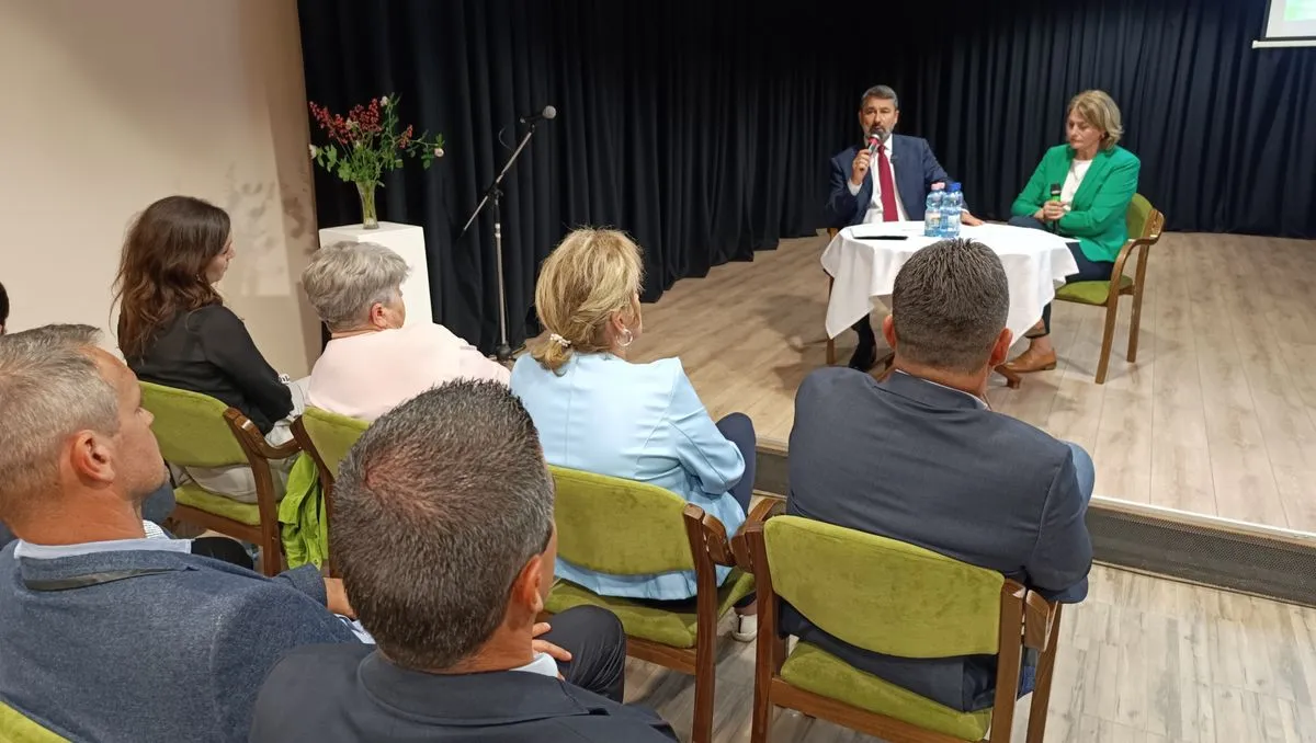 A Voks 2025 szavazás kapcsán tartott fórumot Dombóváron Hidvéghi Balázs, a Miniszterelnöki Kabinetiroda parlamenti államtitkára.