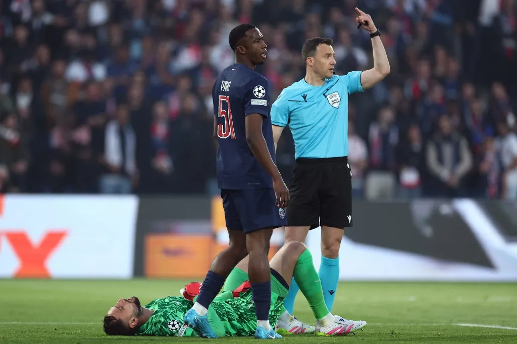 Paris Saint-Germain's Italian goalkeeper #01 Gianluigi Donnarumma (L) lies on the pitch as German referee Felix Zwayer (R) gestures to call for medical assistance  during the UEFA Champions League semi-final second leg football match between Paris Saint-Germain (PSG) and Arsenal at the Parc des Princes stadium in Paris, on May 7, 2025. (Photo by FRANCK FIFE / AFP)