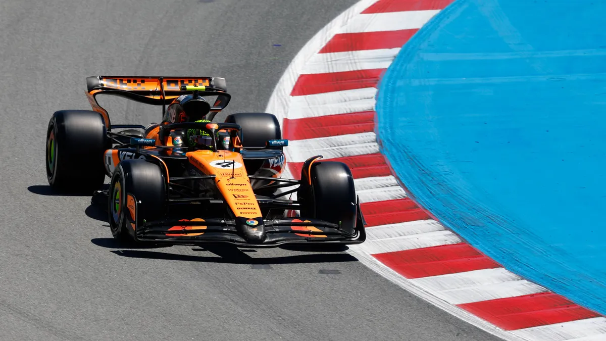 Forma-1, F1, McLaren's British driver Lando Norris takes a curve during the first free practice of the Spanish Formula One Grand Prix at the Circuit de Catalunya in Montmelo, on the outskirts of Barcelona, on May 30, 2025. (Photo by Pierre-Philippe MARCOU / AFP)