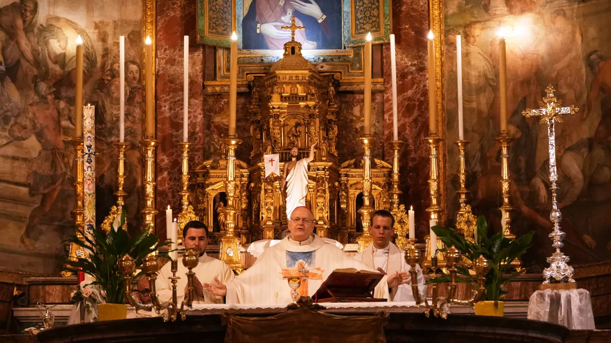 Róma, 2025. május 4.
Erdő Péter bíboros, primás, az Esztergom-Budapesti Főegyházmegye érseke a római címtemplomában, a Santa Francesca Romana-bazilikában bemutatott miséjén