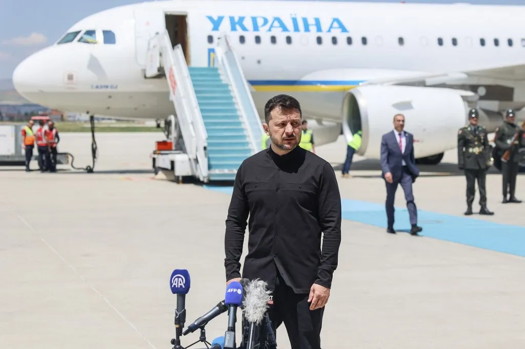 Volodimir Zelenszkij ukrán elnök a médiának nyilatkozik, miután leszállt a repülőgépről az ankarai repülőtéren, Ankarában, 2025. május 15-én