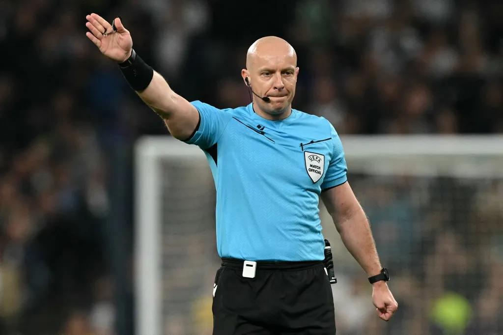 madridista, Polish referee Szymon Marciniak gestures during the UEFA Europa League quarter-final football match between Tottenham Hotspur and Eintracht Frankfurt at the Tottenham Hotspur Stadium in London, on April 10, 2025. (Photo by Glyn KIRK / AFP)