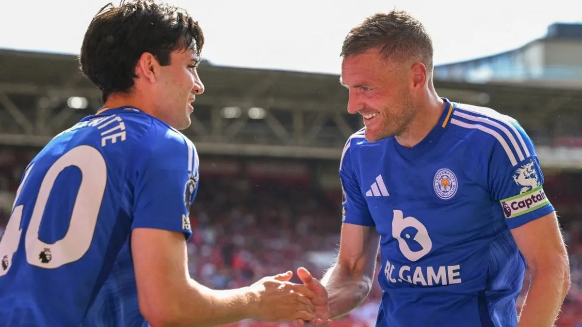 GĂłl a bĂșcsĂșmeccsen, tovĂĄbb ĂrĂłdott a leicesteri klublegenda tĂŒndĂ©rmesĂ©je â videĂł