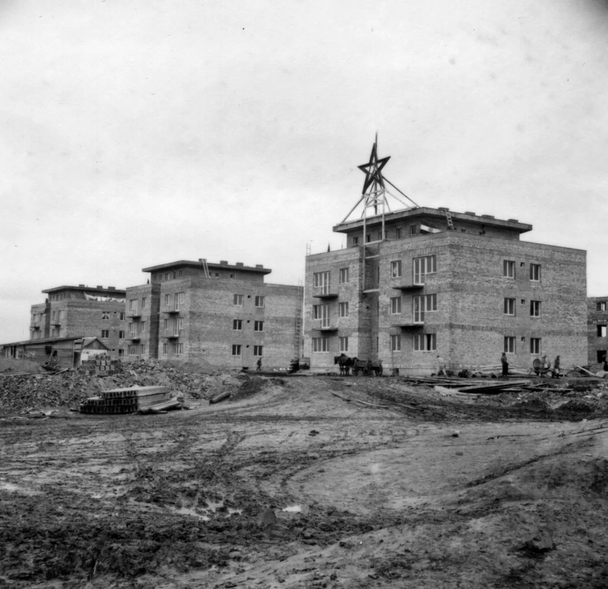 Május 1. utca házai az Építők útja irányából nézve. Dunaújváros építése, 1950