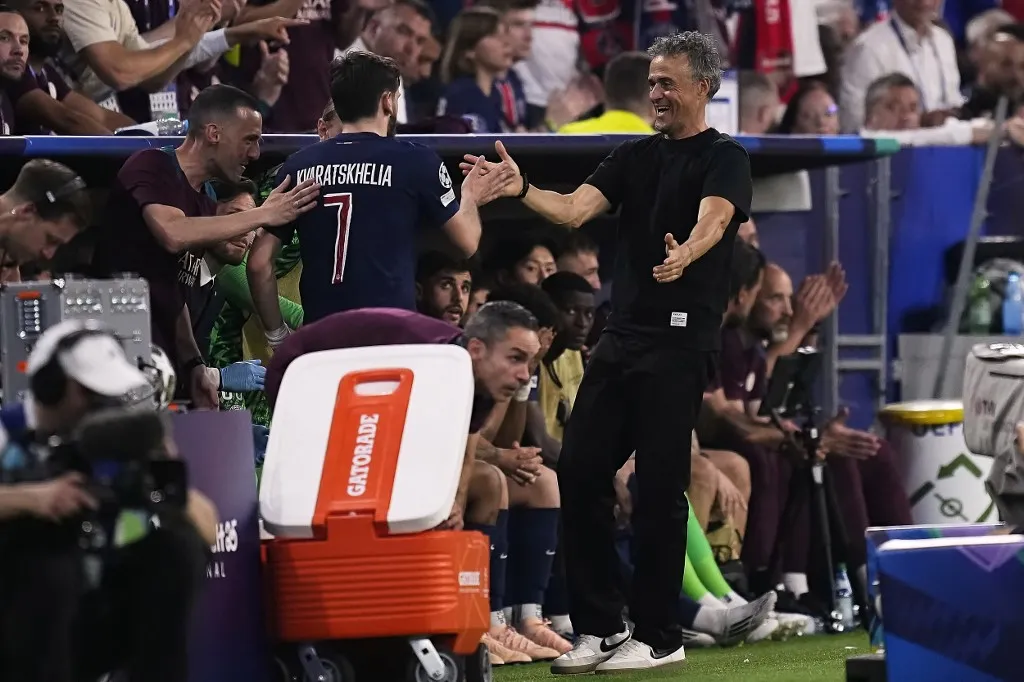 MUNICH, GERMANY - MAY 31: Luis Enrique head coach of PSG reacts with Khvicha Kvaratskhelia left winger of PSG and Georgia during the UEFA Champions League Final 2025 between Paris Saint-Germain and FC Internazionale Milano at Allianz Arena on May 31, 2025 in Munich, Germany. (Photo by Jose Breton/Pics Action/NurPhoto) (Photo by Jose Breton / NurPhoto / NurPhoto via AFP)