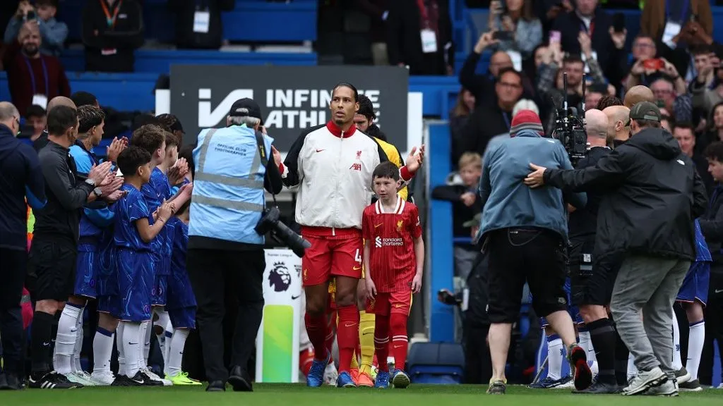Szoboszlai
The Liverpool team, led by Liverpool's Dutch defender #04 Virgil van Dijk receive a guard of honour from Chelsea's players as they walk on for the English Premier League football match between Chelsea and Liverpool at Stamford Bridge in London on May 4, 2025. (Photo by HENRY NICHOLLS / AFP) / RESTRICTED TO EDITORIAL USE. No use with unauthorized audio, video, data, fixture lists, club/league logos or 'live' services. Online in-match use limited to 120 images. An additional 40 images may be used in extra time. No video emulation. Social media in-match use limited to 120 images. An additional 40 images may be used in extra time. No use in betting publications, games or single club/league/player publications. / 