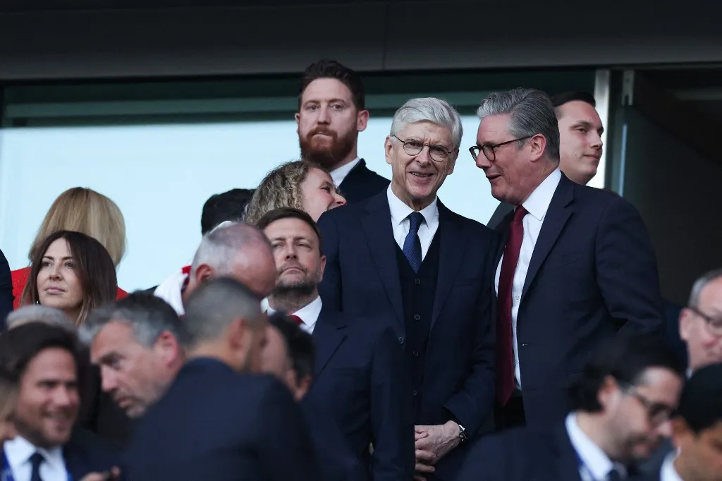 Former Arsenal's French manager Arsene Wenger (L) speaks with Britain's Prime Minister Keir Starmer  during the UEFA Champions League Semi-final First Leg football match between Arsenal and Paris Saint-Germain (PSG) at the Emirates Stadium in north London, on April 29, 2025. (Photo by Adrian Dennis / AFP)