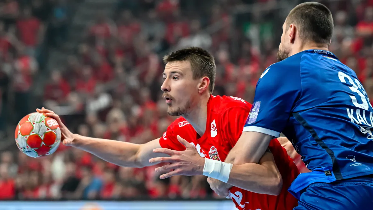 Veszprém, 2025. május 30.
Szergej Koszorotov, a Veszprém (b) és Gleb Kalarash, a Szeged játékosa a férfi kézilabda NB I döntőjének első mérkőzésén játszott One Veszprém HC - OTP Bank-Pick Szeged találkozón a One Veszprém Arénában 2025. május 30-án.
MTI/Vasvári Tamás