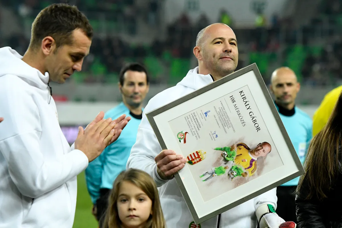 Budapest, 2016. november 15.
Király Gábor kapus a Csányi Sándortól, a Magyar Labdarúgó Szövetség (MLSZ) elnökétõl kapott ajándékkal, mellette Juhász Roland a Magyarország - Svédország barátságos labdarúgó-mérkõzés elõtt a fõvárosi Groupama Arénában 2016. november 15-én. Közvetlenül a mérkõzés kezdete elõtt elbúcsúztatták a magyar labdarúgó-válogatottól Király Gábort, Juhász Rolandot, Hajnal Tamást és Vanczák Vilmost, akik közül Király Gábor és Juhász Roland kezdõként lépett pályára.
MTI Fotó: Koszticsák Szilárd
