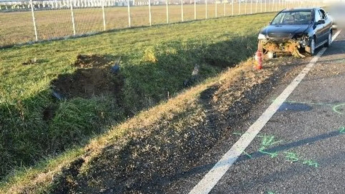 Brutális baleset Kisvárdánál – a felborult autóban hagyták a vétlen sofőrt