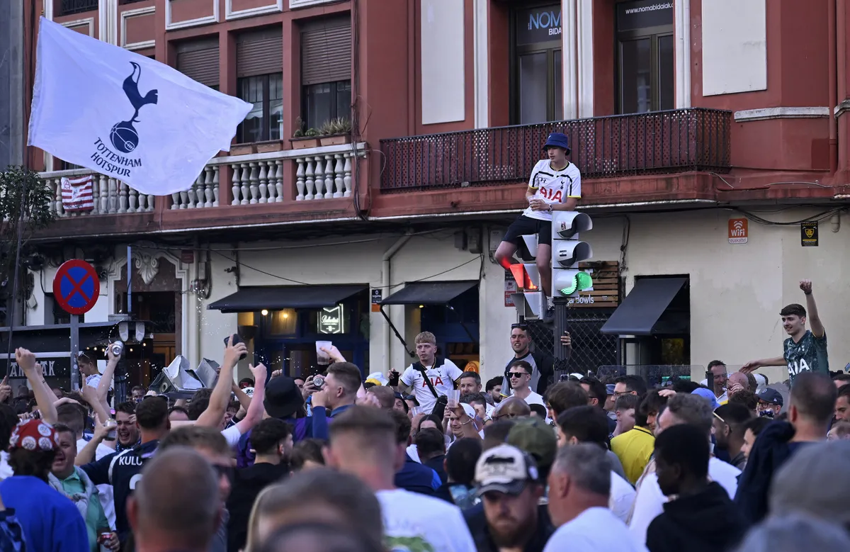 BILBAO, SPAIN - MAY 20: Fans of Tottenham Hotspur gather to show their support to their team ahead of the UEFA Europa League Final football match between Tottenham Hotspur and Manchester United at San Mames Stadium in Bilbao Spain on May 20, 2025. Burak Akbulut / Anadolu (Photo by BURAK AKBULUT / ANADOLU / Anadolu via AFP), brutális