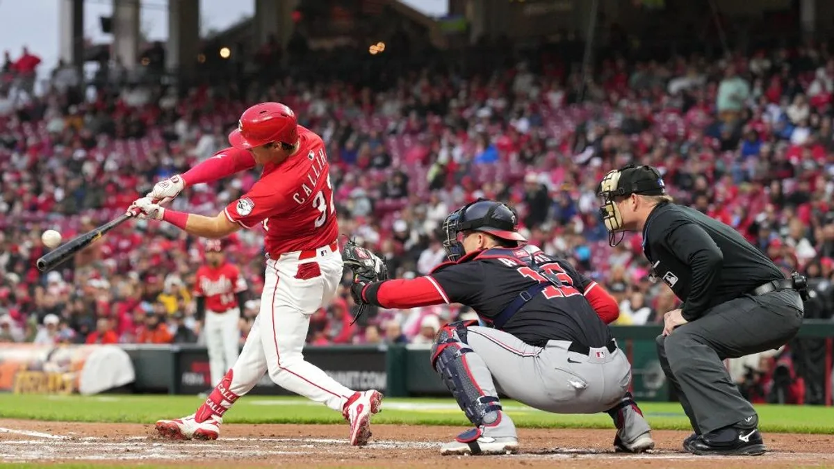 Széttört a karja a baseball-játékosnak, miután belerohant a falba – videó