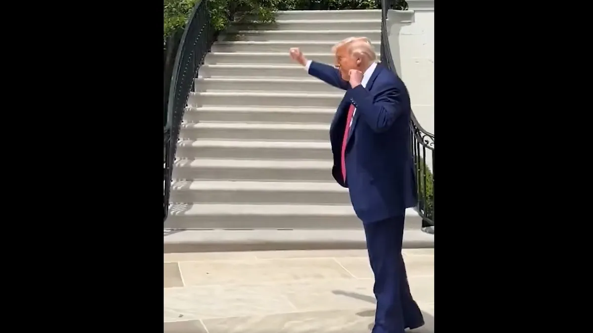 Trump újra táncol: ikonikus „YMCA"-mozdulatai vírusként terjednek – videó