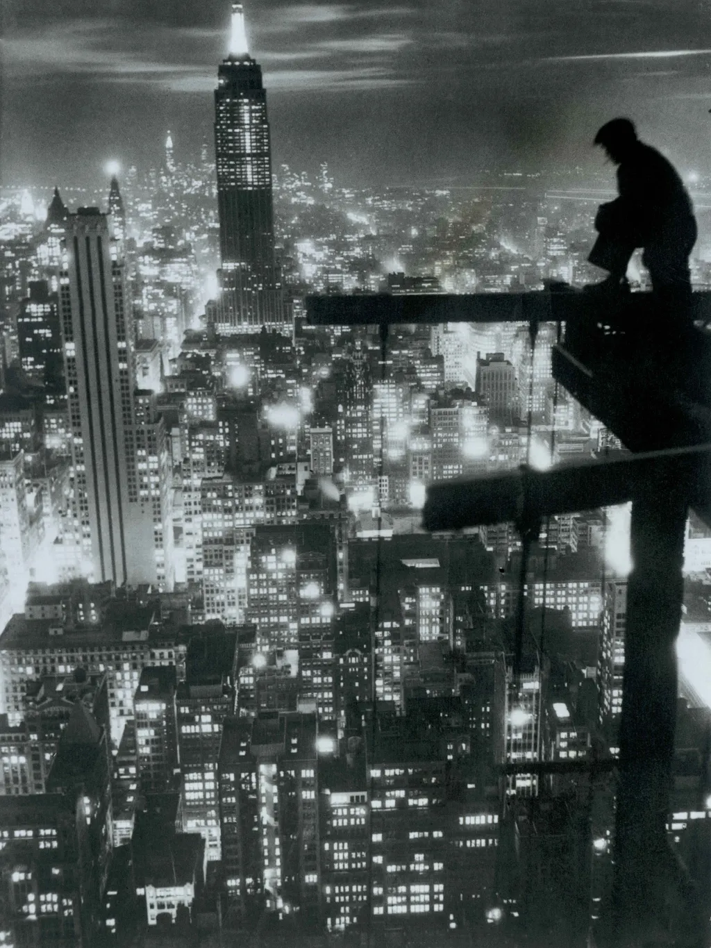 Az első felhőkarcolók építése,  UNITED STATES - JANUARY 01:  View on the Empire State Building and the nocturnal illuminated Lower Manhattan from the R.C.A. Building, which was being constructed at that time. New York. Photography. 1932.  (Photo by Imagno