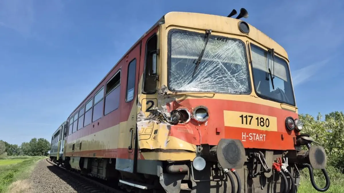 Teherautóval ütközött egy vonat Komáromnál – megsérült a mozdonyvezető