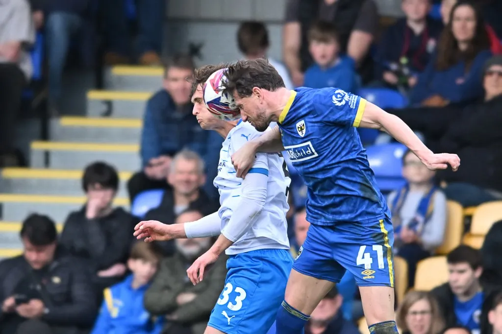 szívroham gól focista Aaron Pressley (33 Barrow) is challenged by Sam Hutchinson (41 AFC Wimbledon) during the Sky Bet League 2 match between AFC Wimbledon and Barrow at Plough Lane in Wimbledon, England, on March 22, 2025. (Photo by MI News/NurPhoto) (Photo by MI News / NurPhoto / NurPhoto via AFP)