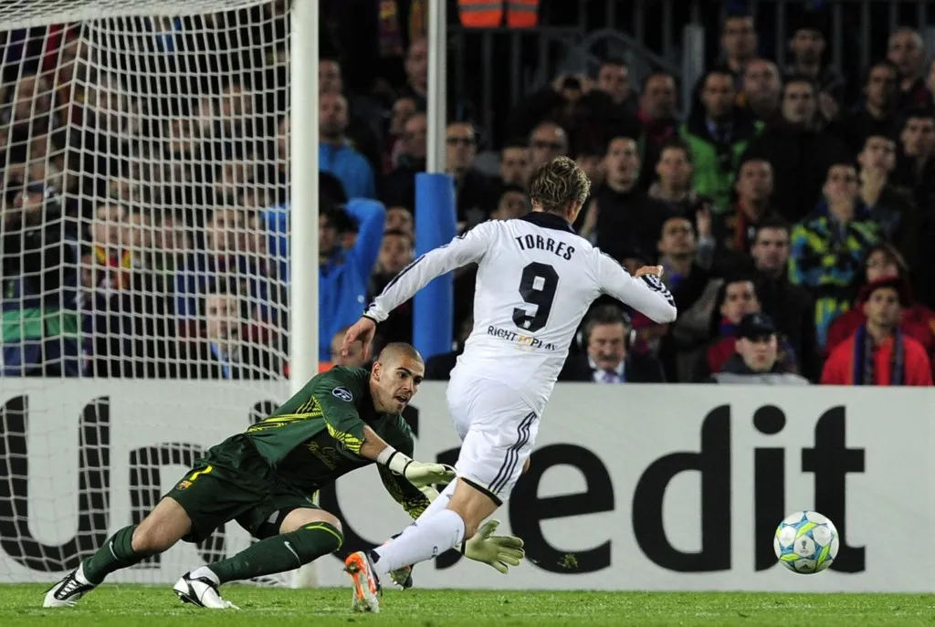Chelsea's Spanish forward Fernando Torres (R) rounds Barcelona's goalkeeper Victor Valdes to score during the UEFA Champions League second leg semi-final football match Barcelona against Chelsea at the Cam Nou stadium in Barcelona on April 24, 2012.        AFP PHOTO / JOSEP LAGO (Photo by JOSEP LAGO / AFP)
