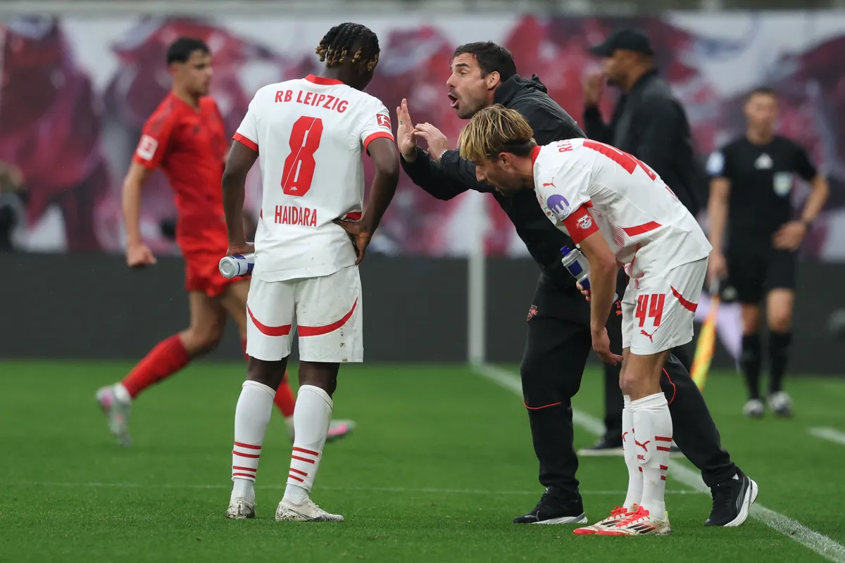 Lőw Zsolt Bayern München
03 May 2025, Saxony, Leipzig: Soccer: Bundesliga, RB Leipzig - Bayern Munich, Matchday 32, Red Bull Arena, Leipzig coach Zsolt Löw gives instructions to Amadou Haidara (l) and Kevin Kampl. IMPORTANT NOTE: In accordance with the regulations of the DFL German Football League and the DFB German Football Association, it is prohibited to use or have used photographs taken in the stadium and/or of the match in the form of sequential images and/or video-like photo series. Photo: Jan Woitas/dpa (Photo by JAN WOITAS / DPA / dpa Picture-Alliance via AFP)