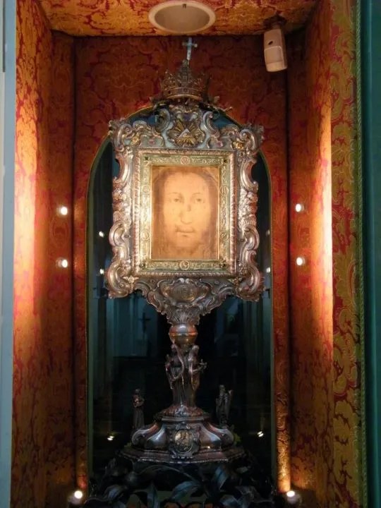 Veronika kendőjét a manopelloi kapucinus bazilikában őrzik 1620 óta.