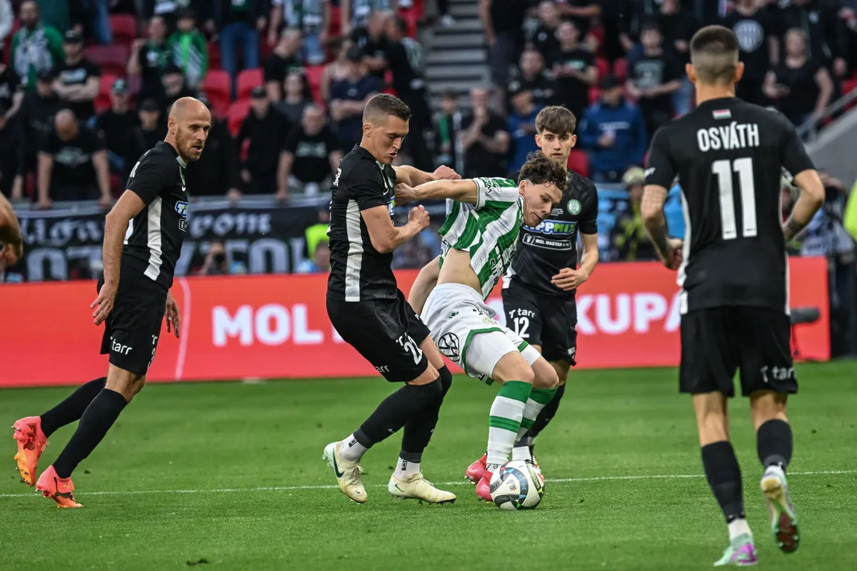 Budapest, 2025. május 14.
Tóth Alex (b3), a Ferencváros és Windecker József, (b2) a Paks játékosa a labdarúgó MOL Magyar Kupa döntőjében játszott FTC - Paksi FC mérkőzésen a Puskás Arénában 2025. május 14-én.
MTI/Illyés Tibor