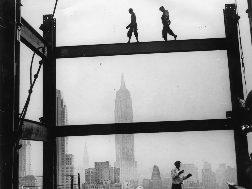 Az első felhőkarcolók építése,  UNITED STATES - CIRCA 1934:  Construction workers walking on the scaffolding of the RCA building. New York, USA. Photograph. Around 1934.  (Photo by Imagno/Getty Images)