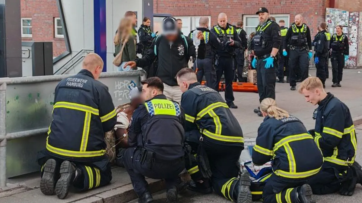 TizenkĂ©t embert megsebesĂtett egy kĂ©ses támadĂł a hamburgi fĹ‘pályaudvaron