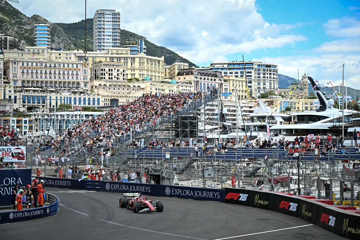 Ferrari's Monegasque driver Charles Leclerc drives with a damaged front wing during the first practice session for the Formula One Monaco Grand Prix at the Circuit de Monaco, on May 23, 2025, two days ahead of the race. (Photo by Gabriel BOUYS / AFP), Monacói Nagydíj
