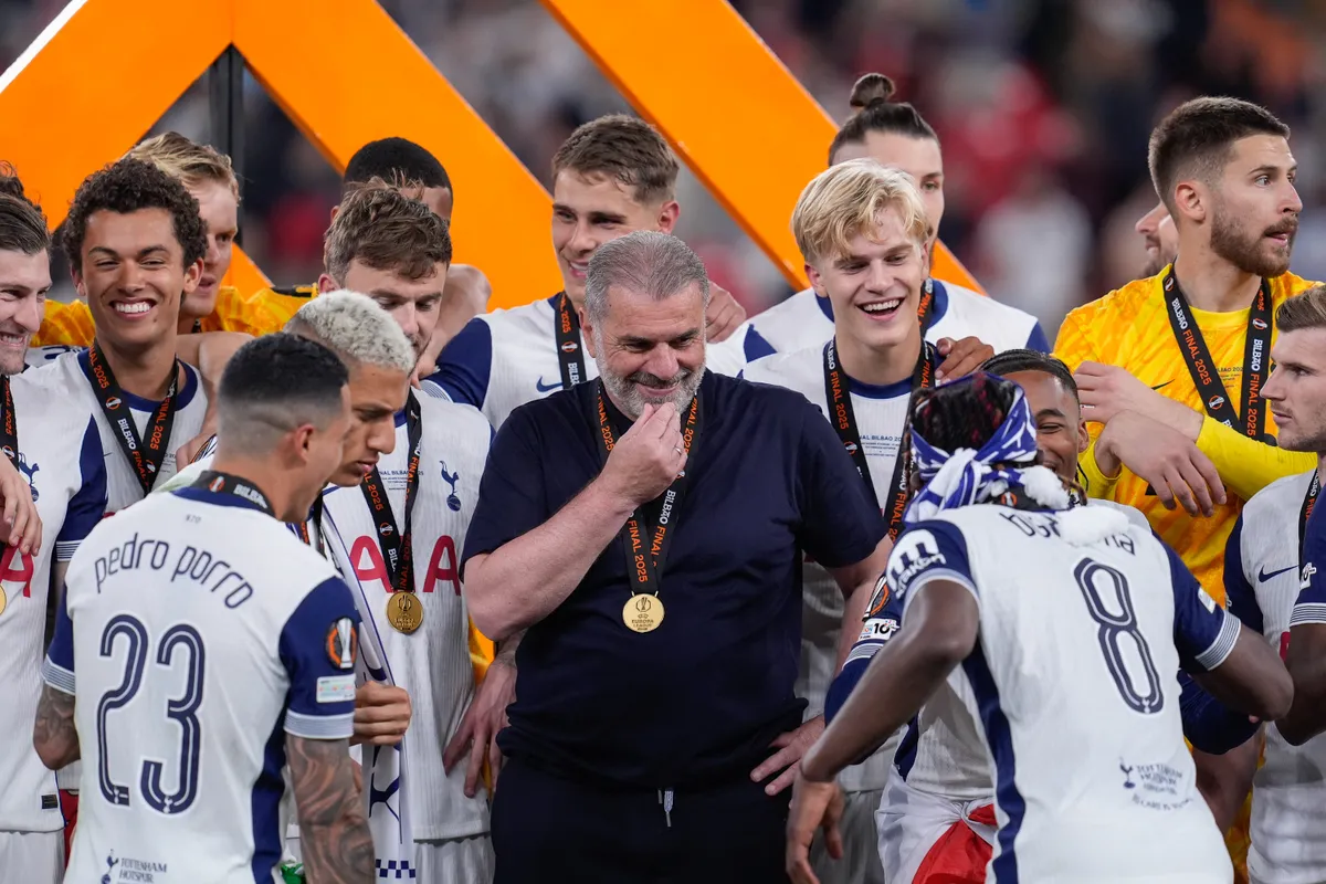 tévésorozat, Ange Postecoglou head coach of Tottenham Hotspur celebrates the victory with his players at the end of the UEFA Europa League Final match between Tottenham Hotspur and Manchester United at San Mames Stadium on May 21, 2025 in Bilbao, Spain. (Photo by Giuseppe Maffia/NurPhoto) (Photo by Giuseppe Maffia / NurPhoto / NurPhoto via AFP)