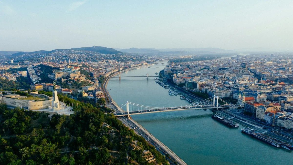 Késes támadás Budapesten – a Batthyány téren támadt a párra, itt a videó
