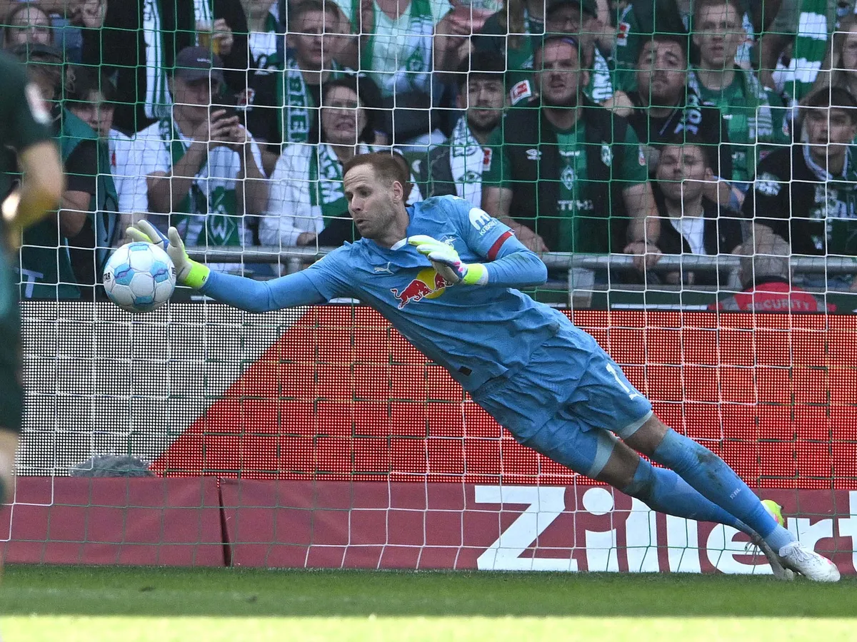 Gulácsi Péter, GulácsiPéter,  10 May 2025, Bremen: Soccer: Bundesliga, Werder Bremen - RB Leipzig, Matchday 33, Weserstadion. Leipzig goalkeeper Peter Gulacsi saves a shot. Photo: Carmen Jaspersen/dpa - IMPORTANT NOTE: In accordance with the regulations of the DFL German Football League and the DFB German Football Association, it is prohibited to utilize or have utilized photographs taken in the stadium and/or of the match in the form of sequential images and/or video-like photo series. (Photo by CARMEN JASPERSEN / DPA / dpa Picture-Alliance via AFP), Kerkez Milos, Szoboszlai Dominik