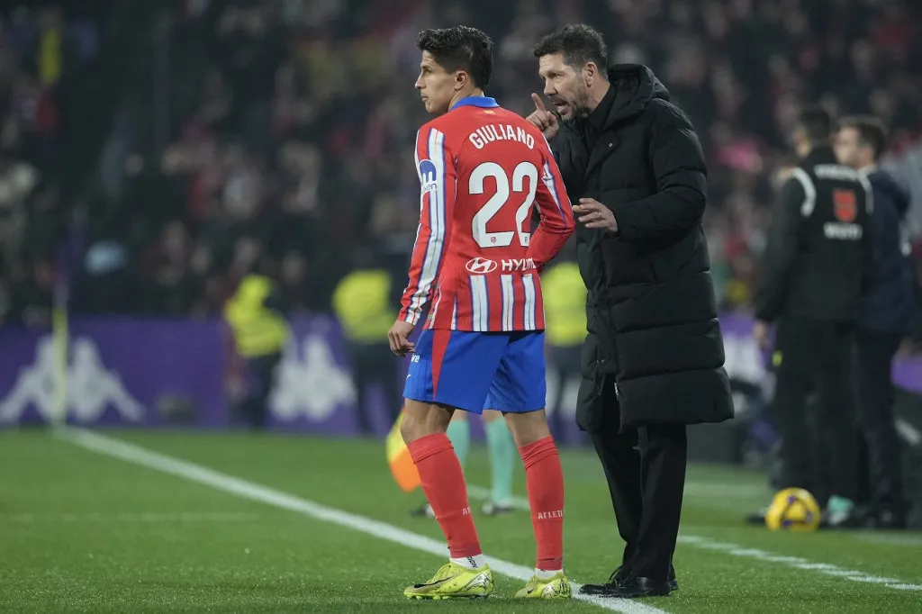 Atletico Madrid's Argentine coach Diego Simeone instructs Atletico Madrid's Argentine forward #22 Giuliano Simeone during the Spanish league football match between Real Valladolid FC and Club Atletico de Madrid at the Jose Zorrilla stadium in Valladolid on November 30, 2024. (Photo by Cesar Manso / AFP)