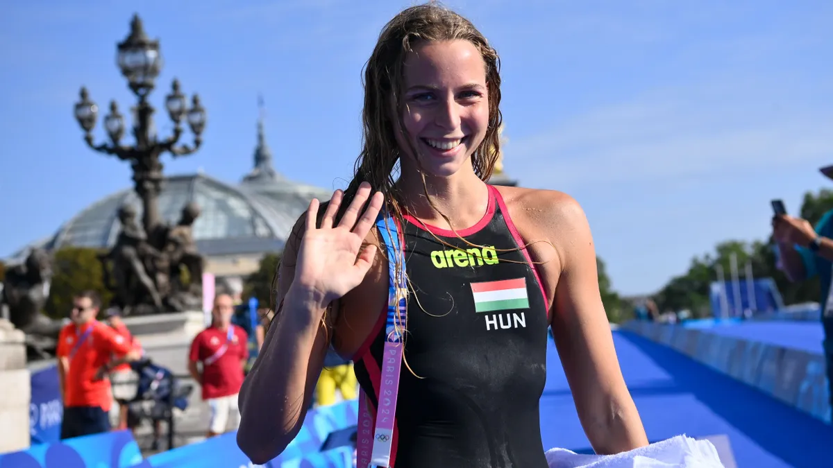 Párizs, 2024. augusztus 8.
Az ötödik helyezett Fábián Bettina a női 10 kilométeres nyíltvízi úszás versenye után a célban a 2024-es párizsi nyári olimpián a Szajna III. Sándor hídjánál 2024. augusztus 8-án.
MTI/Czeglédi Zsolt
