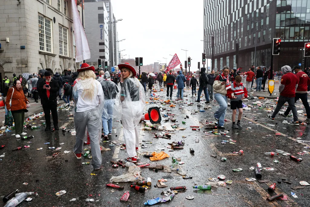 Autó hajtott a Liverpool bajnoki győzelmét ünneplő tömegbe, tragédia, merénylet, terrorizmus