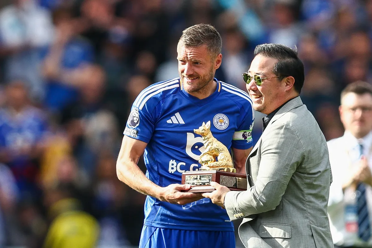 Jamie Vardy of Leicester City receives a commemorative piece from the Leicester City owner during the Premier League match between Leicester City and Ipswich Town at the King Power Stadium in Leicester, on May 18, 2025. (Photo by Stuart Leggett | MI News/NurPhoto) (Photo by MI News / NurPhoto / NurPhoto via AFP)