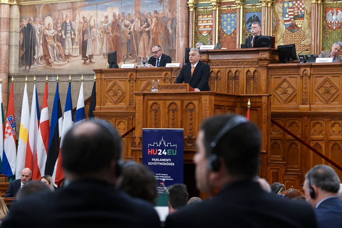 Budapest, 2025. május 12.
Orbán Viktor miniszterelnök beszédet mond az Európai Unió Tanácsa 2024. második félévi magyar elnökségéhez kapcsolódó parlamenti eseményeinek sorát záró, az EU parlamenti elnökeinek konferenciáján az Országház Felsőházi termében 2025. május 12-én. Mögötte Kövér László, az Országgyűlés elnöke.
MTI/Koszticsák Szilárd