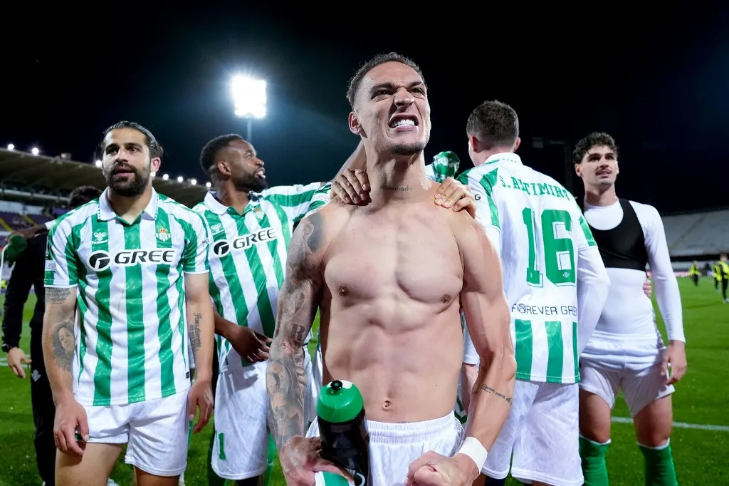 Antony Matheus dos Santos of Real Betis Balompie celebrates with his teammates reaching the final at the end of the UEFA Conference League 2024/25 Semi Final Second Leg match between ACF Fiorentina and Real Betis Balompie at Stadio Artemio Franchi on May 8, 2025 in Florence, Italy. (Photo by Giuseppe Maffia/NurPhoto) (Photo by Giuseppe Maffia / NurPhoto / NurPhoto via AFP), történelmet írt