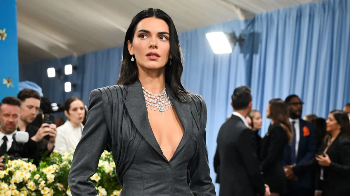 Kisbolygó méretű gigamelleit napoztatja Kendall Jenner - fotók