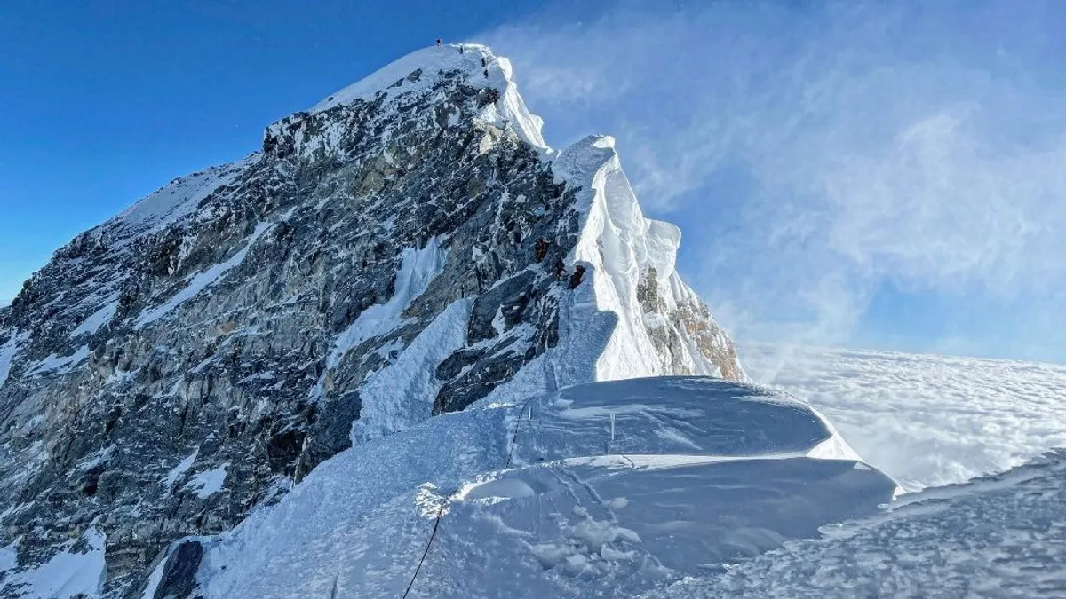 Meghalt két hegymåszó a Mount Everesten