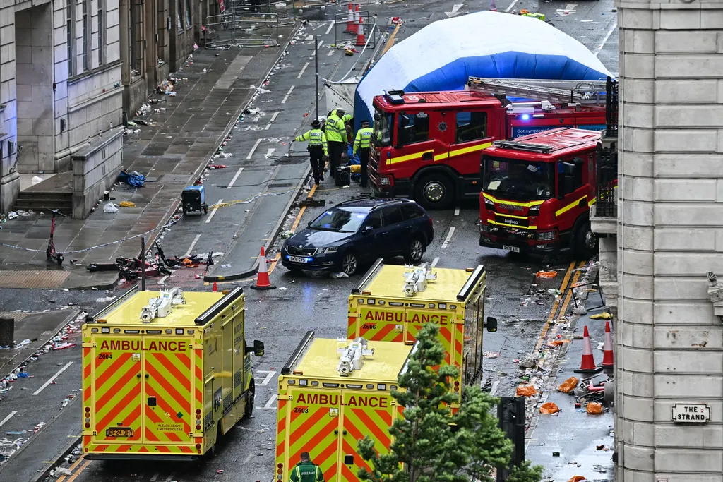 Autó hajtott a Liverpool bajnoki győzelmét ünneplő tömegbe, tragédia, merénylet, terrorizmus
