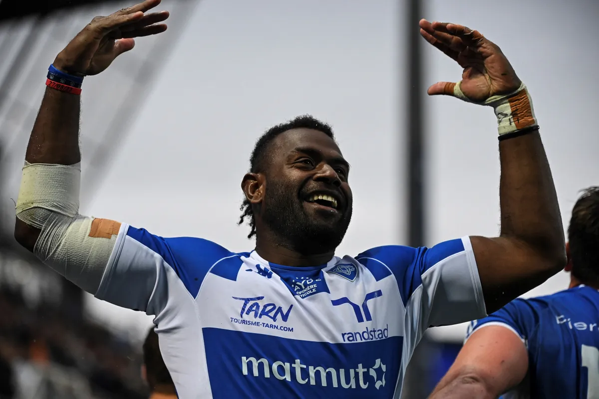 meghalt, (FILES) Castres' Fiji wing Josaia Raisuqe celebrates after scoring a try during the French Top14 rugby union match between Castres Olympique and Rugby Club Toulonnais (Toulon) at The Pierre-Fabre Stadium in Castres, south-western France, on April 22, 2023. Josaia Raisuqe died on May 8, 2025 in a car accident after being hit by a train, according to the club, confirming information reported by the Rugbyrama website. (Photo by Valentine CHAPUIS / AFP)