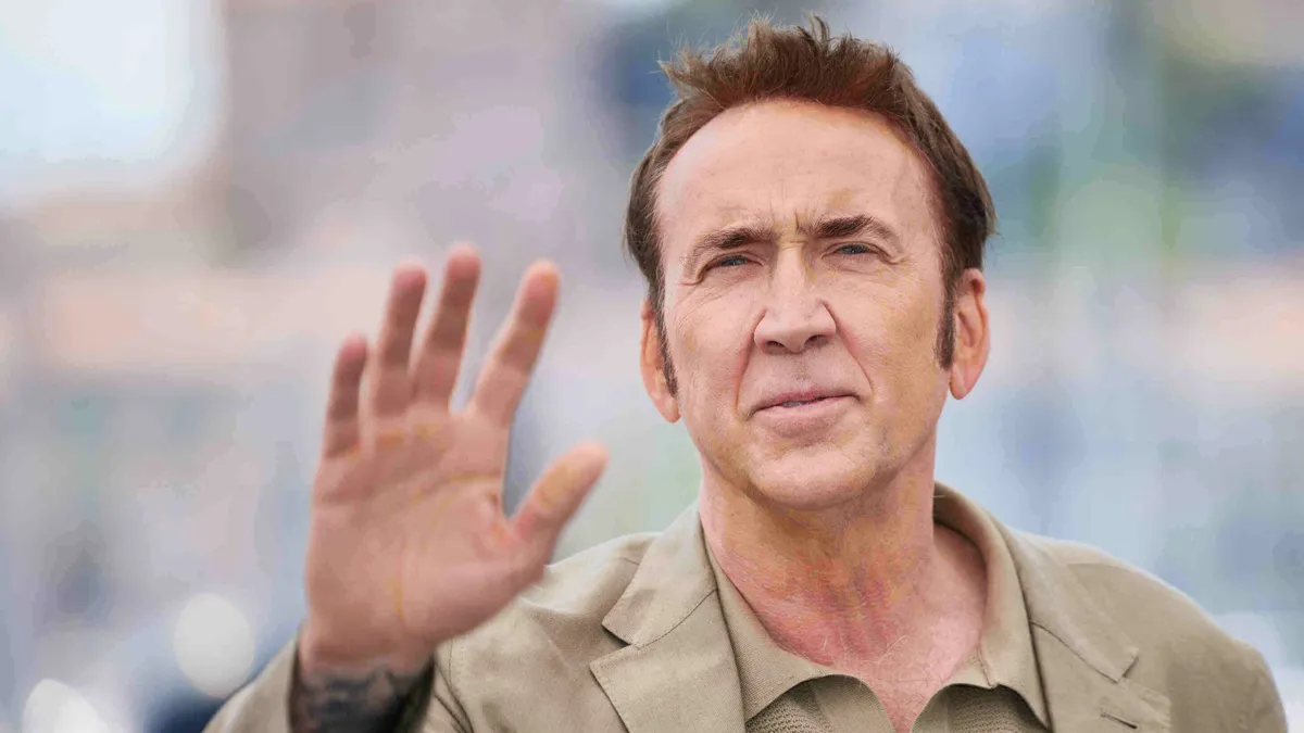 Itt az első hivatalos kép a Pókember-kosztümöt öltő Nicolas Cage-ről