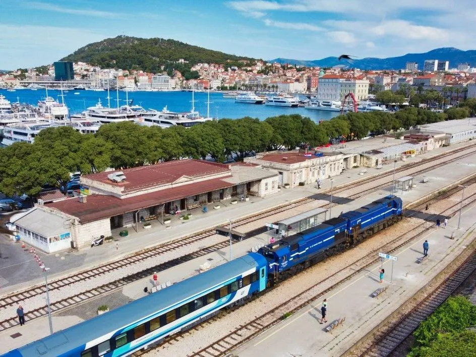 Idén is kényelmesen indul a nyaralás az Adriára, MÁV-csoport, Adria InterCity, AdriaInterCity, vonat, utazás, MÁV, nyár 2025