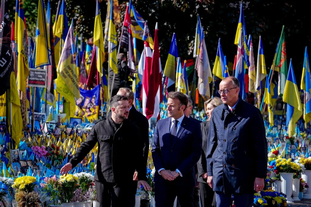 Volodimir Szelenszkij (l-r), Emmanuel Macron francia elnök és Friedrich Merz német kancellár (CDU) a kijevi Majdanon a háború áldozataira emlékeznek. A négy állam- és kormányfő Kijevben akar találkozni az ország elnökével, hogy 30 napos tűzszünet mellett kampányoljon. (Fotó: Kay Nietfield / DPA)